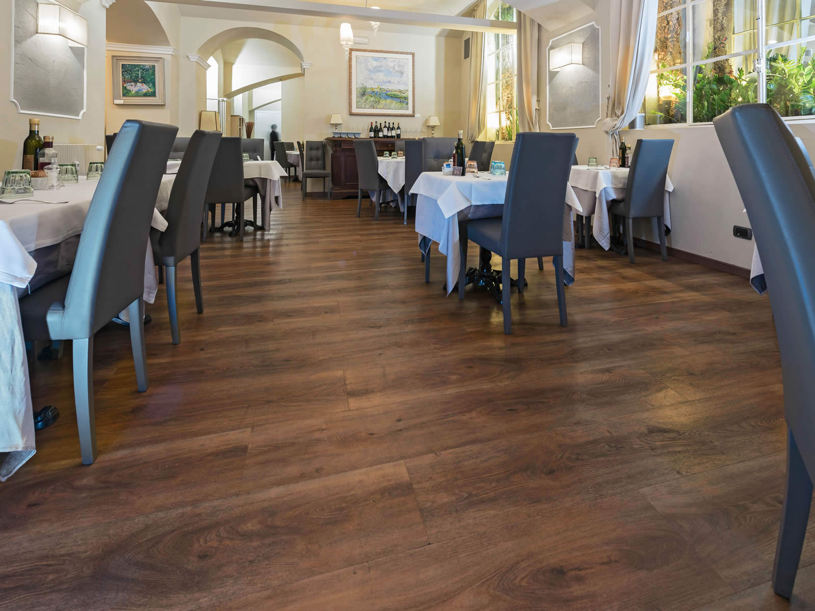 Pavimenti in vinile effetto legno, ambiente ristorante